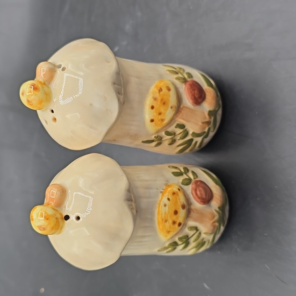 unknown Other - Vintage Mushroom Salt & Pepper shaker.